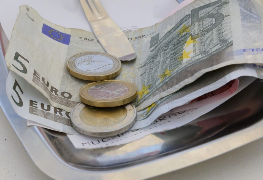 Euros on a cash tray - Tipping in Barcelona