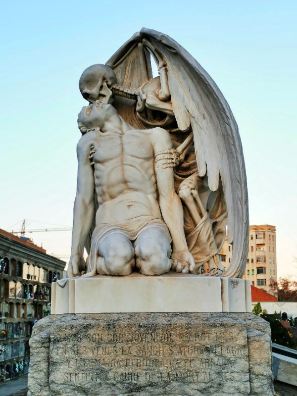 The Kiss of Death at Poble Nou Cemetery