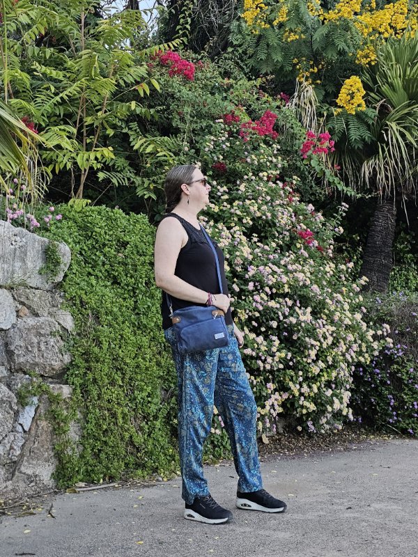 Claire with her anti-theft bag in Montjuic Gardens