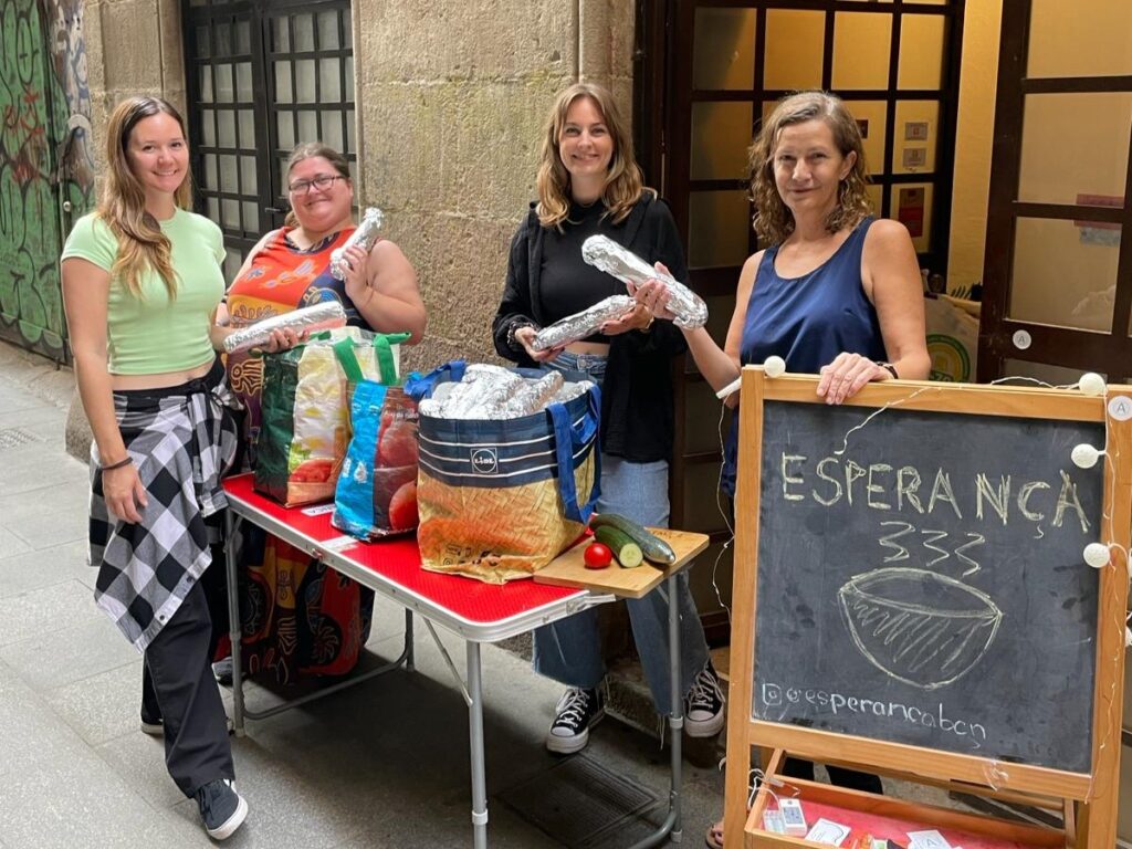 Volunteer in Barcelona with Esperanca Barcelona - group of Esperanca volunteers with sandwiches