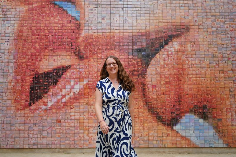 Claire in front of the Kiss Mural in the Gothic Quarter - Barcelona Travel Guide