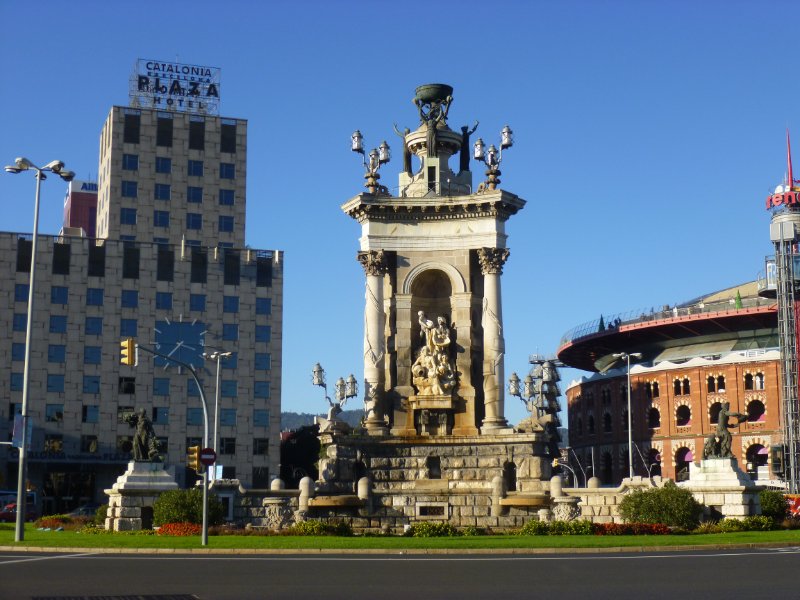 The roundabout at Placa d'Espanya with Las Arenas behind it