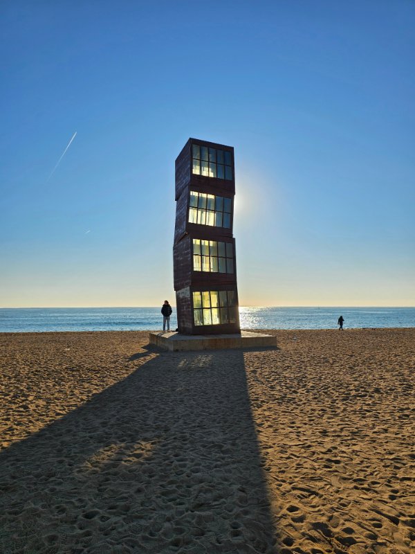 L'Estel ferit Sculpture on Barceloneta Beach