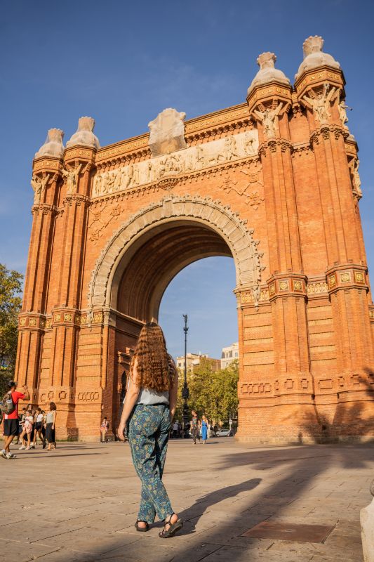 Claire at the Arc de Triomf