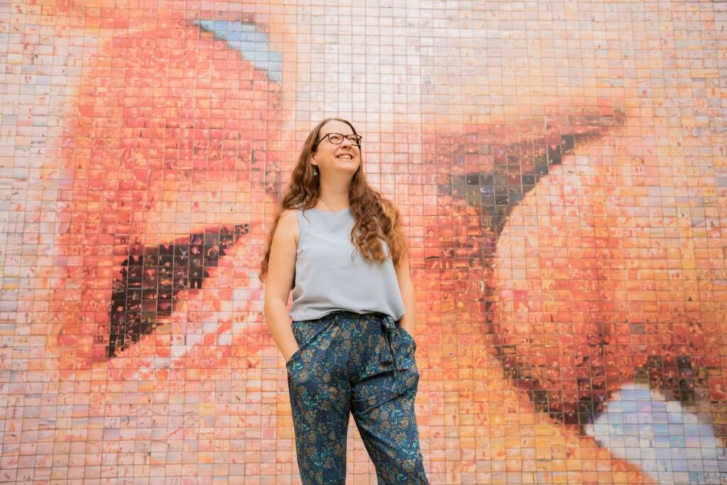 Claire at the Kiss Mural in the Gothic Quarter Barcelona - Barcelona Photoshoot Tour